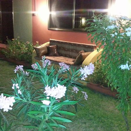 Golden Lilies Hotel Kokrobite Екстериор снимка