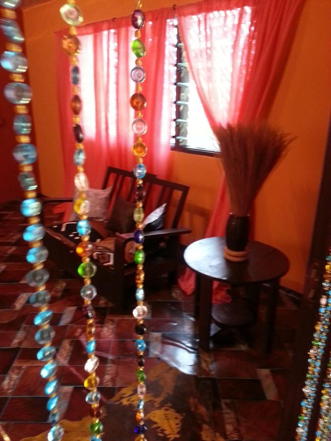 Golden Lilies Hotel Kokrobite Екстериор снимка