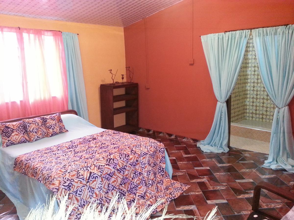 Golden Lilies Hotel Kokrobite Екстериор снимка