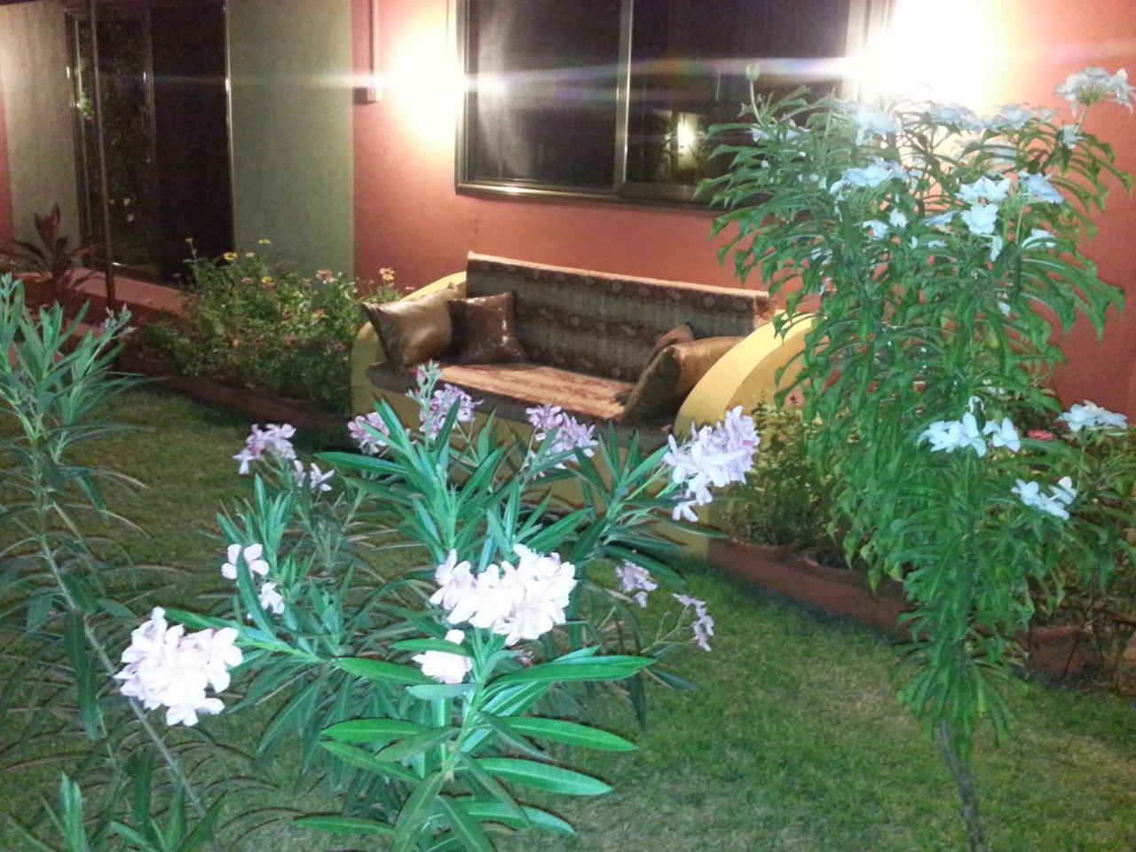 Golden Lilies Hotel Kokrobite Екстериор снимка