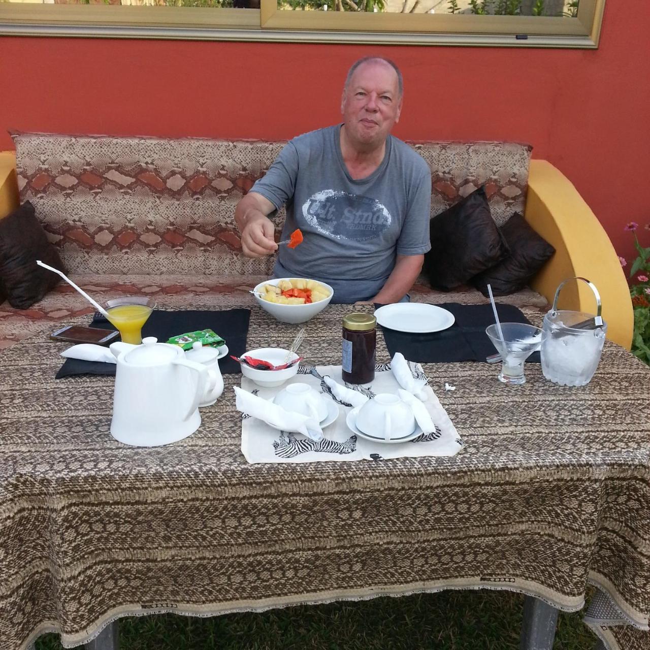 Golden Lilies Hotel Kokrobite Екстериор снимка
