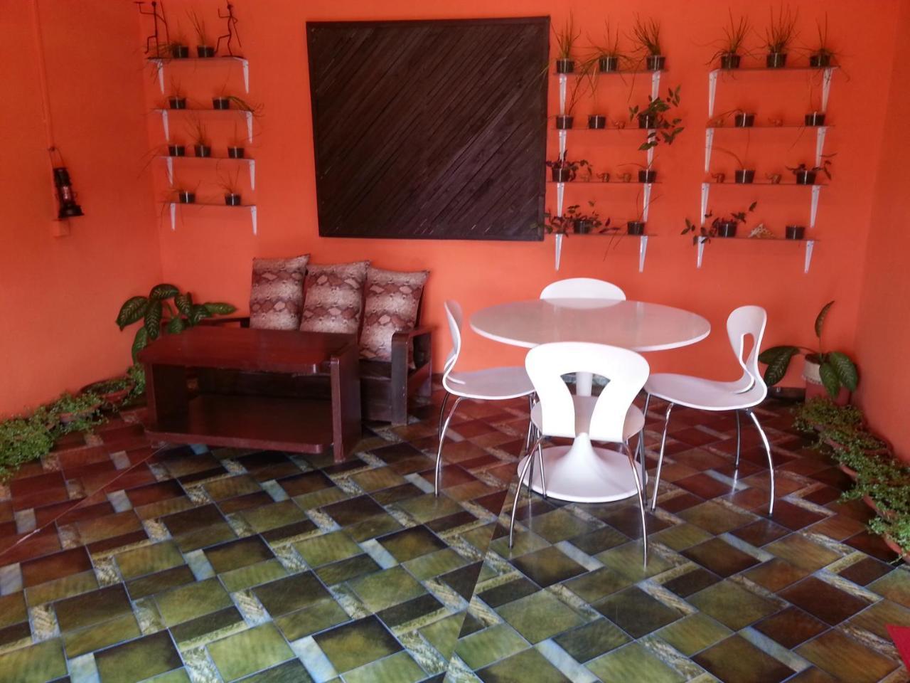 Golden Lilies Hotel Kokrobite Екстериор снимка