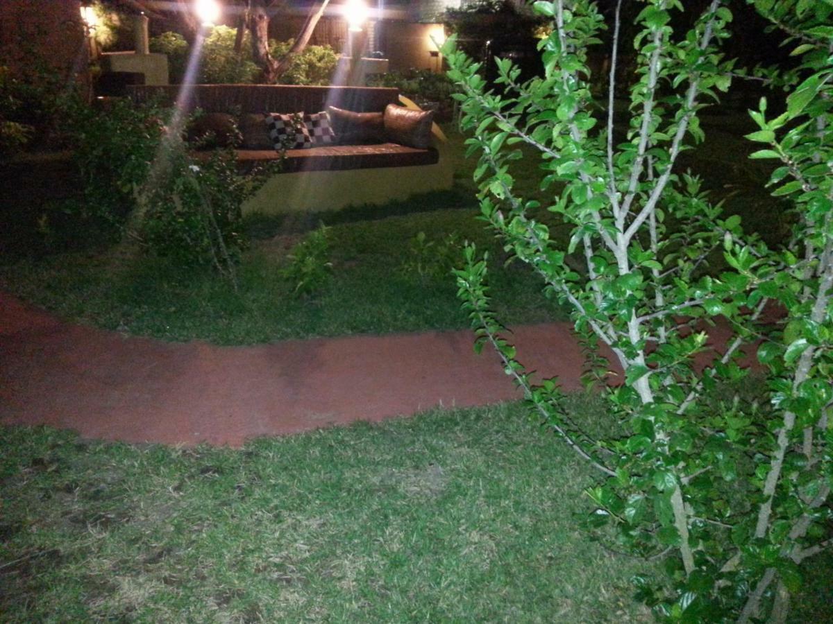 Golden Lilies Hotel Kokrobite Екстериор снимка
