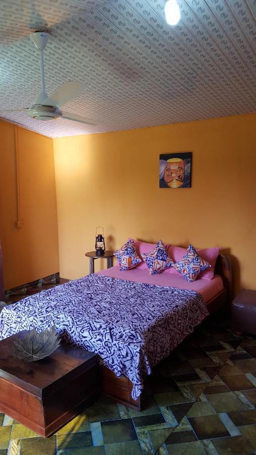 Golden Lilies Hotel Kokrobite Екстериор снимка